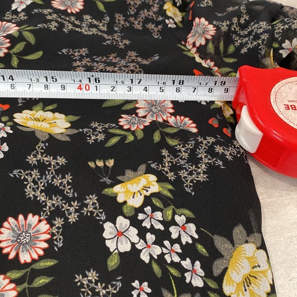 Short dress. Sheer sleeves. Liner for body. Cute flower pattern. Smoke free home - Picture 9 of 9